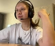 moirahur is a 18 year old female webcam sex model.