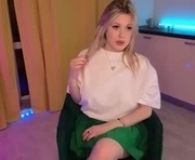 elvafollin is a 18 year old female webcam sex model.