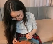 alanabriz is a 18 year old female webcam sex model.