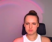 alicie_dream_ is a 18 year old female webcam sex model.