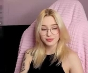 best_trip is a 19 year old couple webcam sex model.