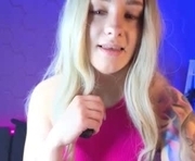hotchilipepperss is a 18 year old female webcam sex model.