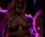 geekundercoverr is a 25 year old female webcam sex model.