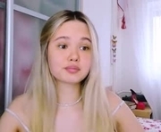 selena_heat is a 18 year old female webcam sex model.