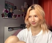 leyasaolee is a 19 year old female webcam sex model.