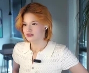 pebee is a 18 year old female webcam sex model.