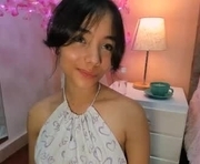 lili_qeen_ is a 19 year old female webcam sex model.