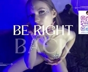 bellaqueenss is a 21 year old female webcam sex model.