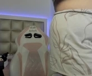 jadeestudios is a 20 year old female webcam sex model.