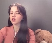 charlotte_tilbury is a 18 year old female webcam sex model.