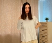 yanakite is a 18 year old female webcam sex model.