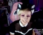 emeryfennec is a  year old female webcam sex model.