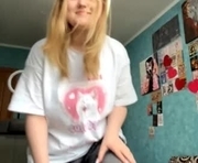 neldacurvey is a 18 year old female webcam sex model.