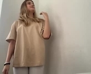 naughty_dreams_xo is a 18 year old female webcam sex model.