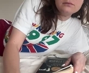 i_love_olive is a 99 year old female webcam sex model.