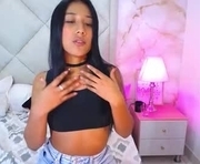 ninabravura is a 19 year old female webcam sex model.