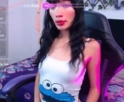 merolinegp is a 18 year old female webcam sex model.